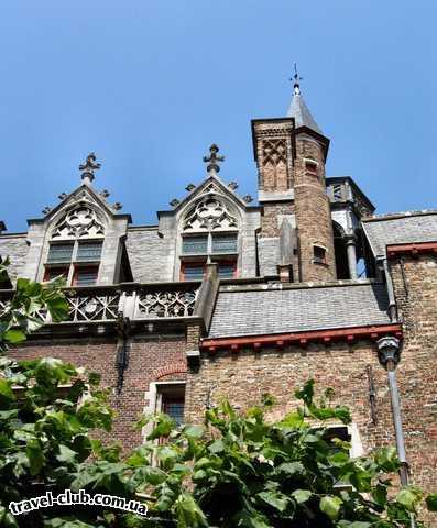  Бельгия  Брюгге  Дозорная башня 15 в. и коньки крыш Музея Груутхузе.