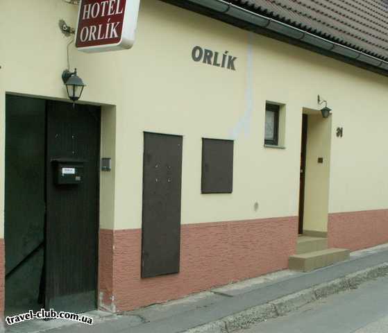  Чехия  Прага  Орлик  Вход в отель "Орлик". Слева - дверь на лестницу во внутре