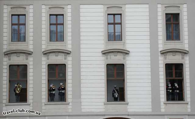  Чехия  Прага  Орлик  Пражский Град: во время церемонии в окнах Королевского