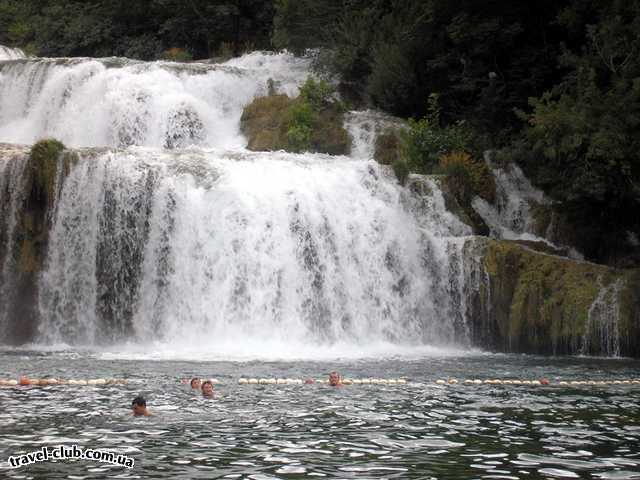  Хорватия  макарская ривьера, курорт башка вода  вода очень прозрачная.. течение среднее но когда плыве