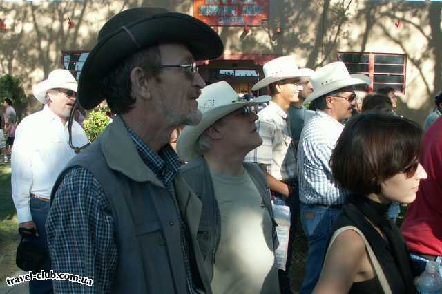  США  New Mexico  Альбукерк  Шляпы - обязательный атрибут фанатов родео, как и ковбо