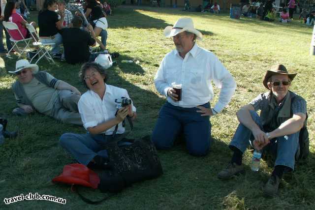  США  New Mexico  Альбукерк  Народ слушает музыкантов, лежа на травке и закусывая (е