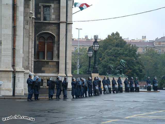  Венгрия  Будапешт  Полицейские перед парламентом