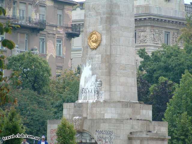  Венгрия  Будапешт  Осквернённый памятник советским солдатам