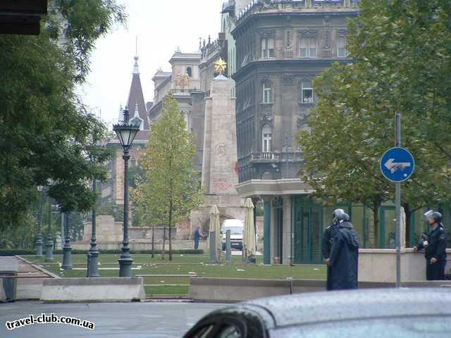  Венгрия  Будапешт  Ещё вчера на памятнике был герб СССР