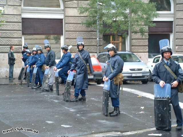  Венгрия  Будапешт  Полицейский заслон к зданию ТВ