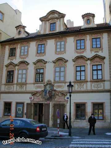  Чехия  Прага  дом, в котором не все окна настоящие