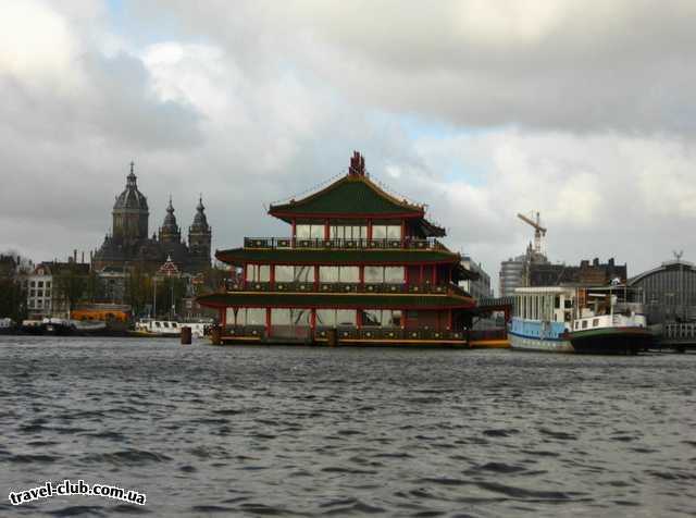  Голландия  Амстердам  Плавучий китайский ресторан. На заднем плане Церковь С