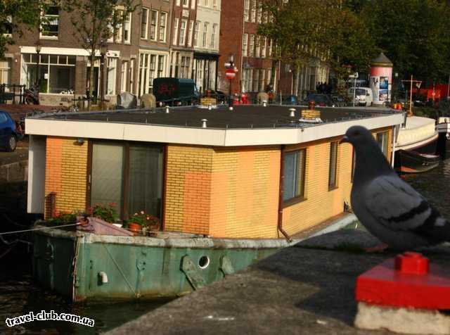  Голландия  Амстердам  Жиля лодка. В Амстердаме очень дорогая земля. И многие 