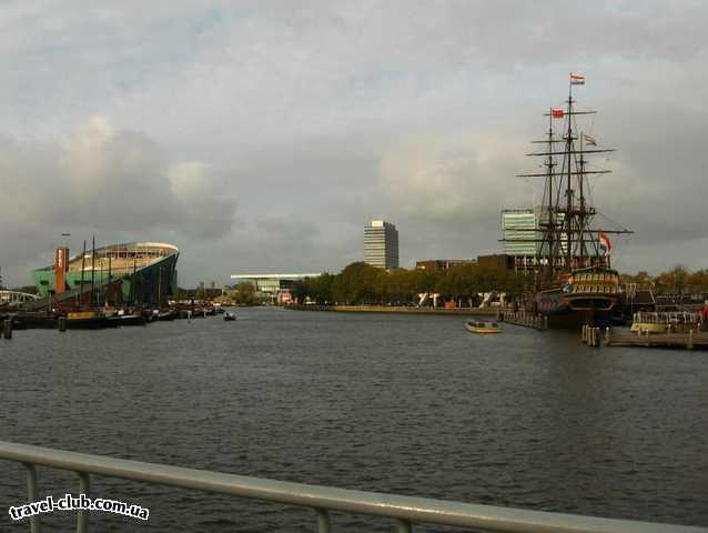  Голландия  Амстердам  Слева музей НЕМО, справа корабль-музей Houseboat или дом-ло