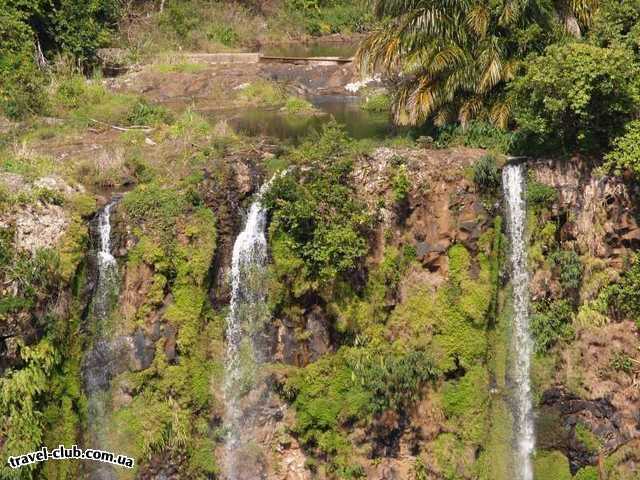  о. Маврикий  Высокий водопад, падает в глубокое ущелье, где можно пл