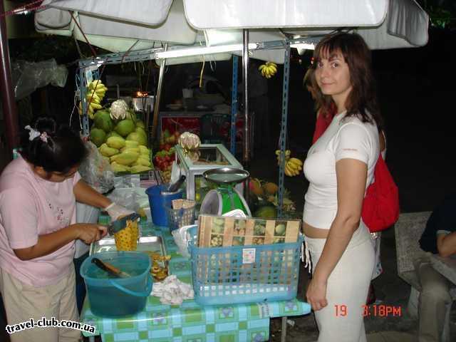  Таиланд  Паттайя  Aisawann Resort&Spa (он же Garden Beach)  Чистка ананаса.