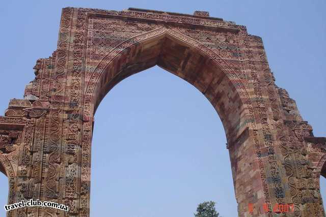  Индия  арка в Кутуб Минар (Дели)