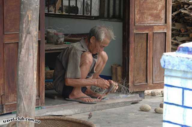  Вьетнам  Сайгон  Хойанский деревенский житель,увлеченно чем то занимаю