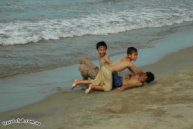  Вьетнам  Сайгон  г.Хойан. Местные рябятишки мутузят друг друга на пляже