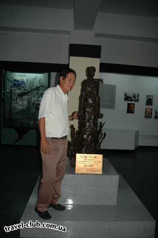  Вьетнам  Сайгон  Товарищ Ань стоит рядом со скульптурой,сделанной из ос