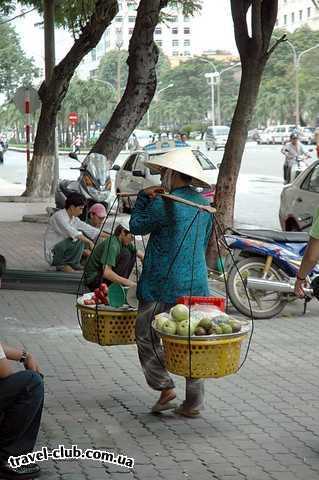  Вьетнам  Сайгон  Торговка фруктами.