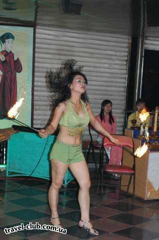  Вьетнам  Сайгон  Танцующая с огнями азиатка ритмична,и нравится публик