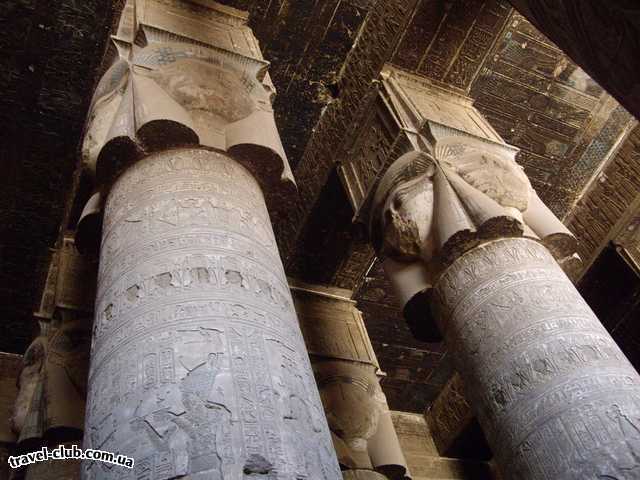  Египет  Хургада  Внутри как и снаружи колоны венчают четыре лика Хатхор