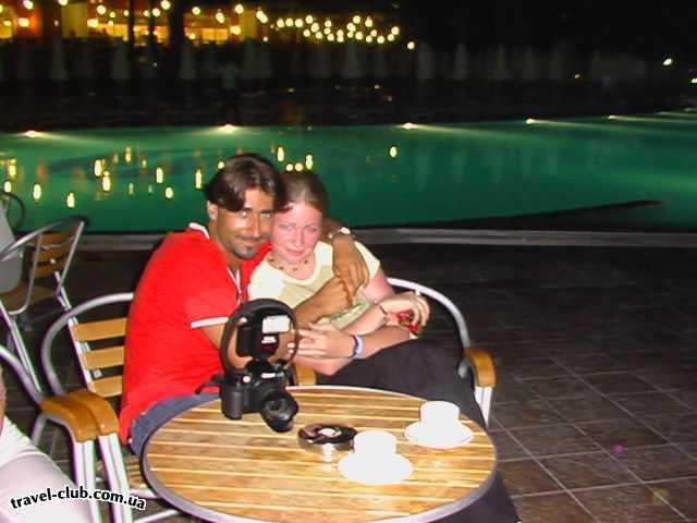  Турция  Белек  Viva Club Hotel Paradiso , 5*  Это наш фотограф Salih  и я, вечер у кафе у бассена!