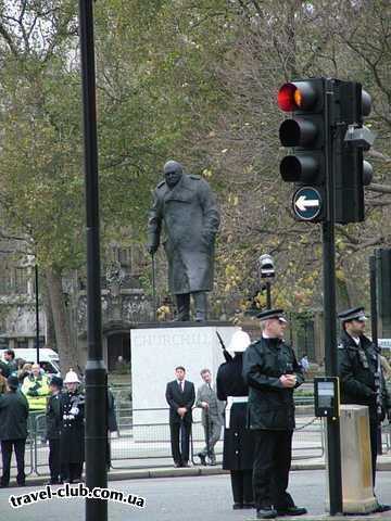 Англия  Лондон  Памятник Черчилю<br />
Фигуры Мужчин