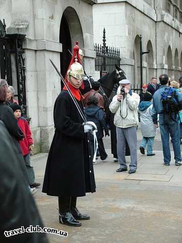  Англия  Лондон  Horse Guards<br />
Через секунду охраник хитро подпрыгнул и ум