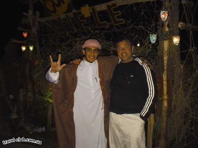  Египет  Шарм Эль Шейх  Days inn gafy resort 4*  Это "Саша Белый" - зазывала из кальян-бара. 