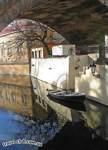  Чехия  Прага  Под Карловым мостом