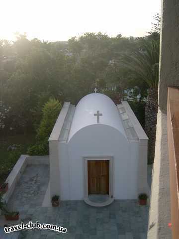  Греция  Крит, Ираклион  Agapy Beach  Сразу же отметила маленькую православную церквушку пр