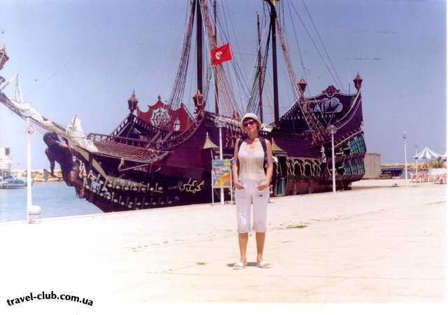  Тунис  "Пиратский" корабль, на котором катают туристов вдоль б