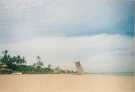  Шри-Ланка  Широкая полоса пляжа Негомбо, разделяющая океан и отел