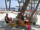 > Турция > Кемер > Kemer resort hotel 5*  В полуденное солнце хорошо посидеть в тени деревьев.