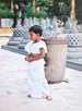 > Шри-Ланка  Ланкийская девчушка в буддийском храме Гангарамайя в 