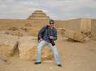 > Египет > Каир > Intercontinental  Semiramis 5*  Я на фоне ступенчатой пирамиды в Саккаре.