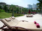 > Таиланд > Паттайя > Sheraton Pattaya resort 5*  Лежаки на морском пляже с белым песком