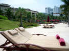 > Таиланд > Паттайя > Sheraton Pattaya resort 5*  Лежаки на морском пляже с белым песком