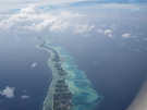 > Мальдивские о-ва > атолл Адду остров Ган > Equator Village  Под крылом самолета ...