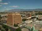 > США > New Mexico > Альбукерк  Вид из окна номера на Альбукерк и горы Сандия днем...