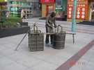 > Китай  Дзяньзяган, скульптуры на главной улице....