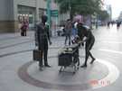 > Китай  Дзяньзяган, скульптуры на главной улице...