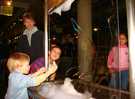 Голландия  Амстердам  В музее НЕМО сын помогает надувать гигантский мыльный 