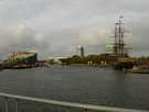  Голландия  Амстердам  Слева музей НЕМО, справа корабль-музей Houseboat или дом-ло�
