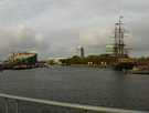  Голландия  Амстердам  Слева музей НЕМО, справа корабль-музей Houseboat или дом-ло