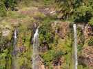 > о. Маврикий  Высокий водопад, падает в глубокое ущелье, где можно пл
