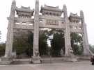 > Китай > Гонконг (Сянган)  Ворота перед Буддийским храмом...