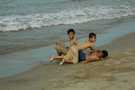 > Вьетнам > Сайгон  г.Хойан. Местные рябятишки мутузят друг друга на пляже