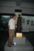 > Вьетнам > Сайгон  Товарищ Ань стоит рядом со скульптурой,сделанной из ос