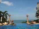  Таиланд  Паттайя  Garden Cliff Resort & SPA  Вид из верхнего бассена на залив