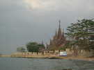 > Таиланд > Паттайя > Garden Cliff Resort & SPA  Вид на храм с пляжа отеля